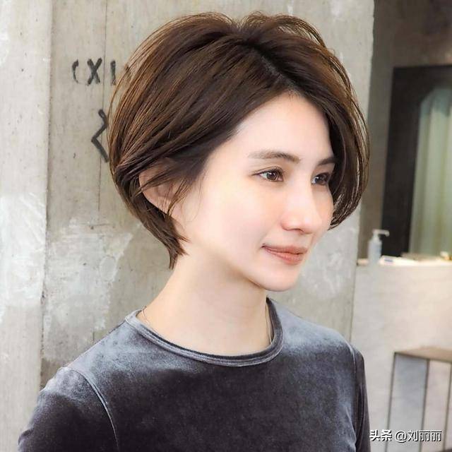 别再纠结长发这些短发造型让你美到开挂